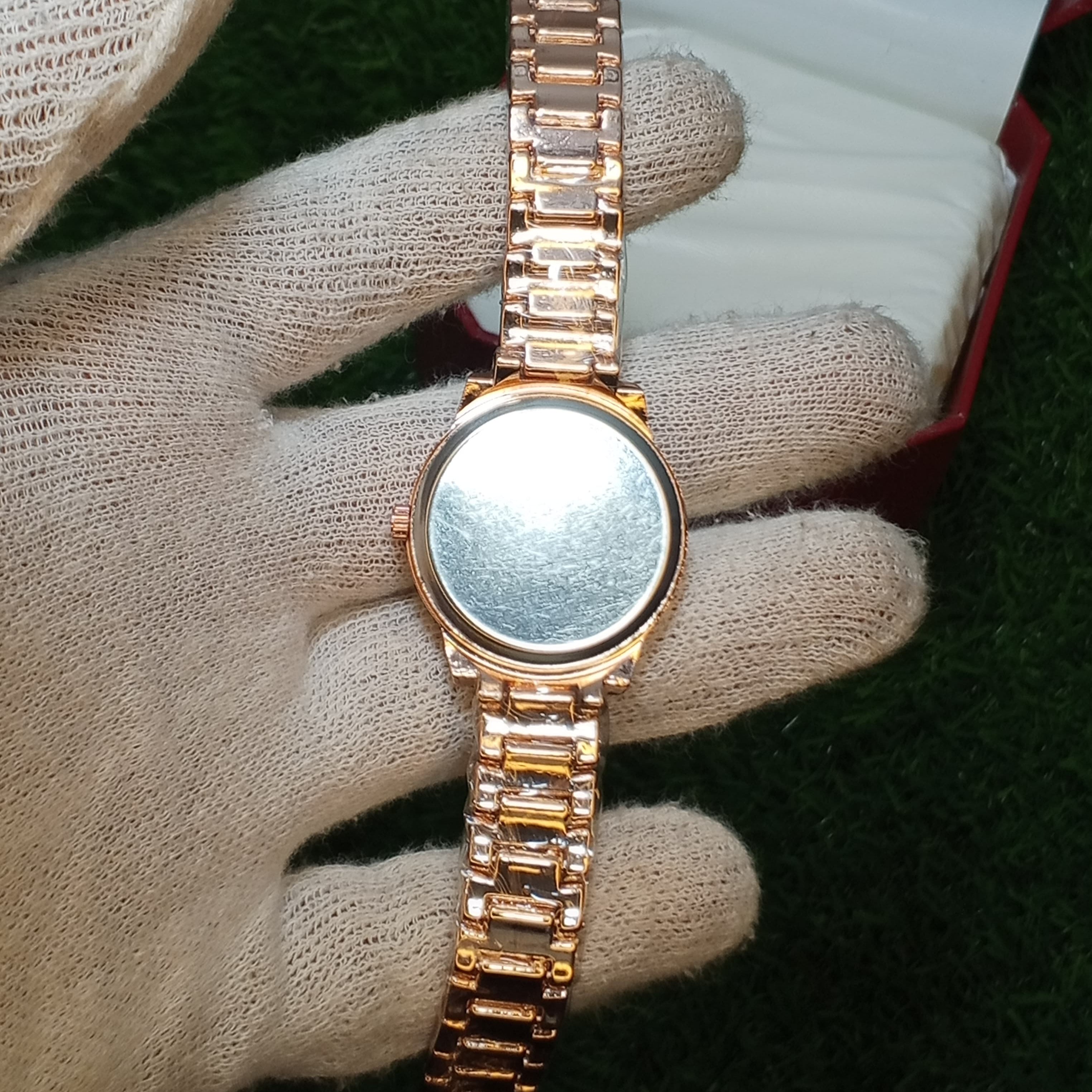 High-End Designer Watch for Women – Full Gold with Diamond Shine