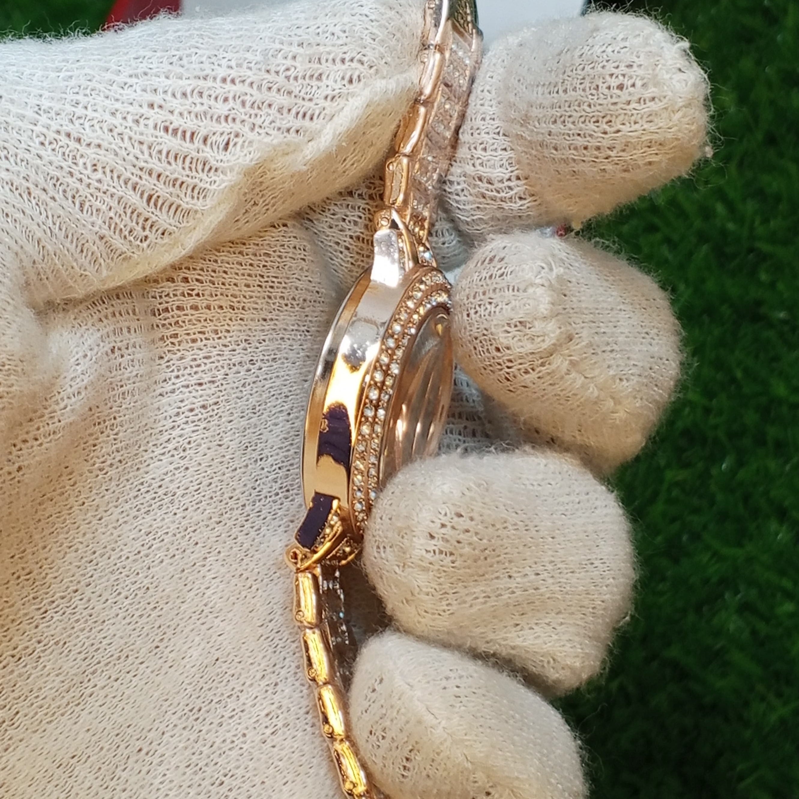 High-End Designer Watch for Women – Full Gold with Diamond Shine