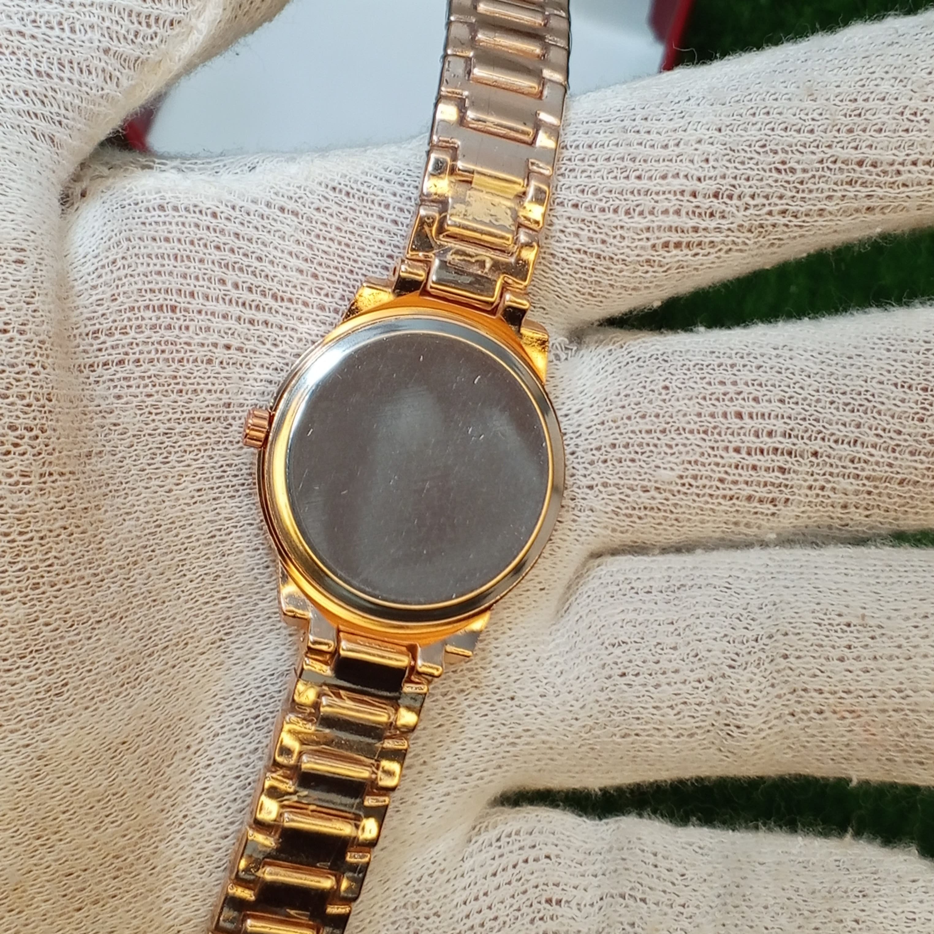 High-End Designer Watch for Women – Full Gold with Diamond Shine